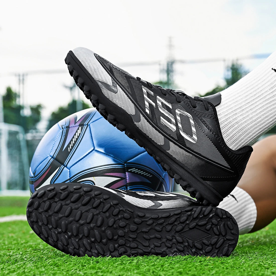Soccer shoes, unisex style, comfortable, breathable, wear-resistant, available in TF and FG, two colors to choose from.