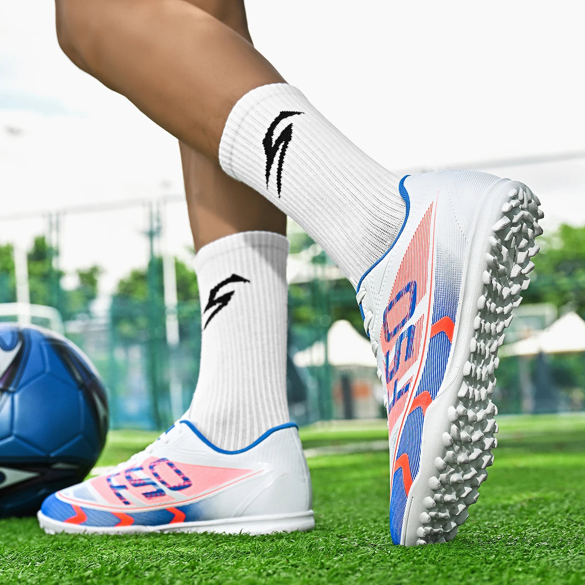 Soccer shoes, unisex style, comfortable, breathable, wear-resistant, available in TF and FG, two colors to choose from.