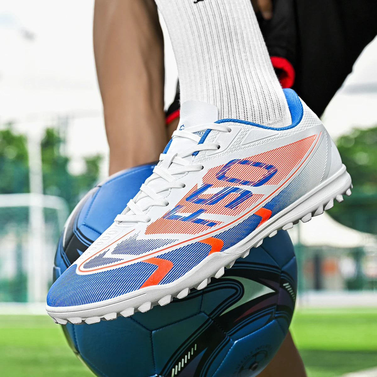 Soccer shoes, unisex style, comfortable, breathable, wear-resistant, available in TF and FG, two colors to choose from.