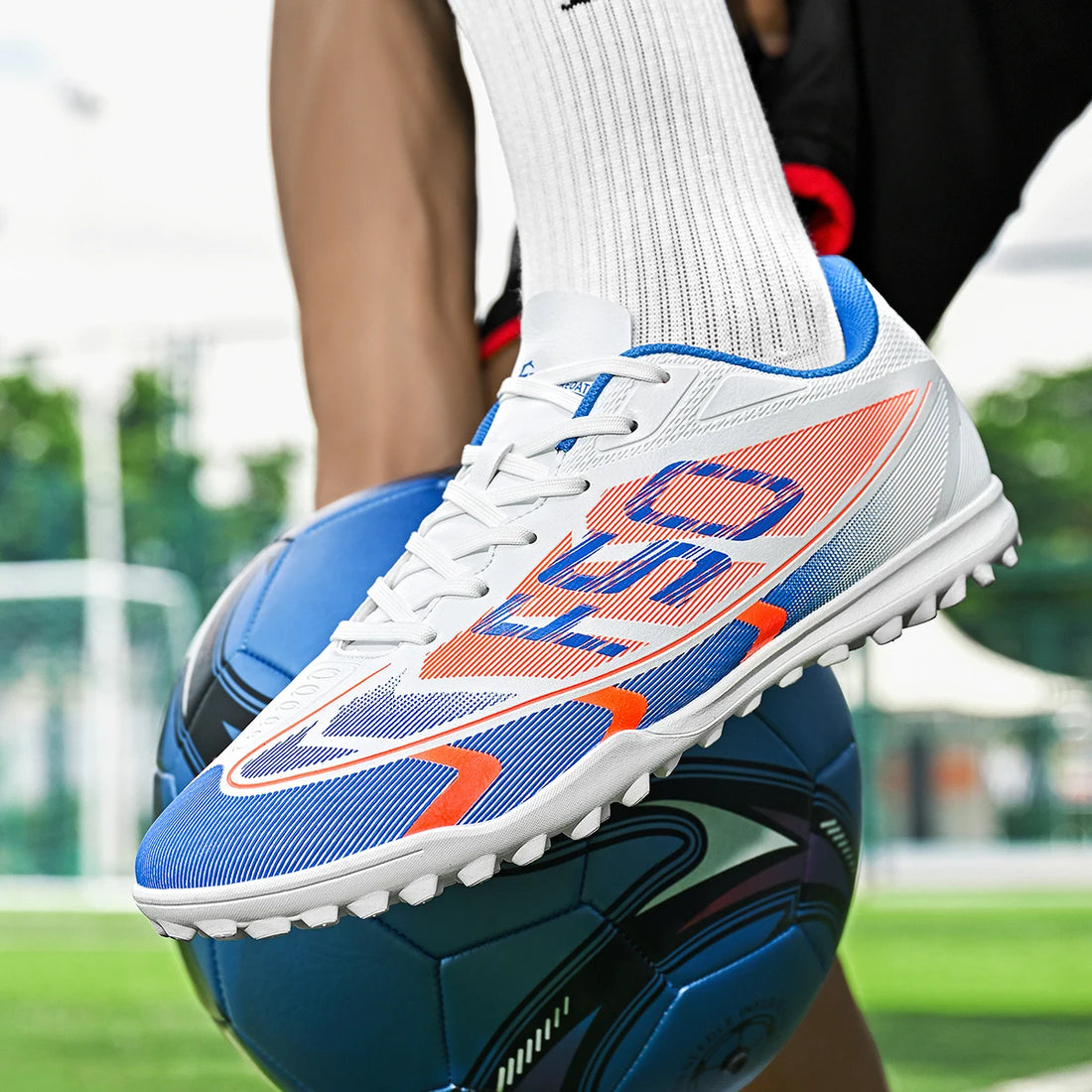 Soccer shoes, unisex style, comfortable, breathable, wear-resistant, available in TF and FG, two colors to choose from.